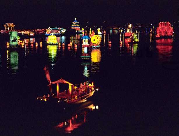 2004年韩国晋州南江流灯节(图1)