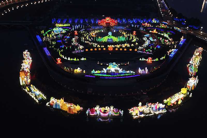 2018四川雅安首届熊猫灯会(图1)